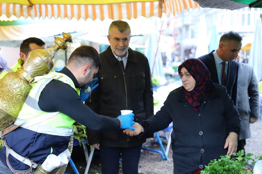 ESNAF VE VATANDAŞLAR GÜNE BÜYÜKŞEHİRİN ÇORBA İKRAMI İLE BAŞLIYOR
